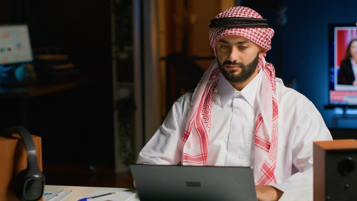 متدرب في جلسة مباشرة عن بُعد
